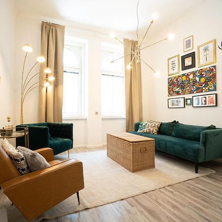 2-Room Apartment On The First Floor With Designer Renovation. Exit To The Courtyard. 15 Minutes To Schloss Schoenbrunn Bécs Kültér fotó