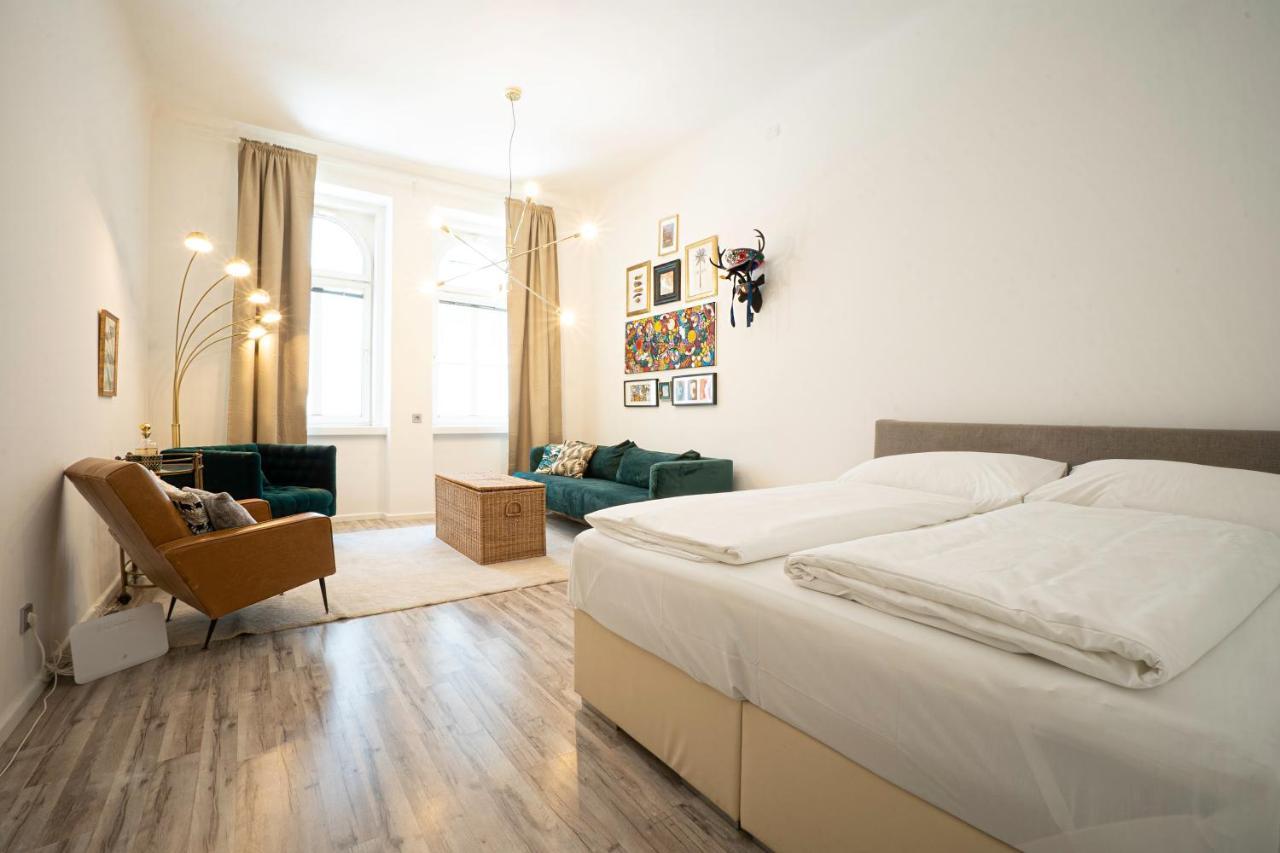2-Room Apartment On The First Floor With Designer Renovation. Exit To The Courtyard. 15 Minutes To Schloss Schoenbrunn Bécs Kültér fotó