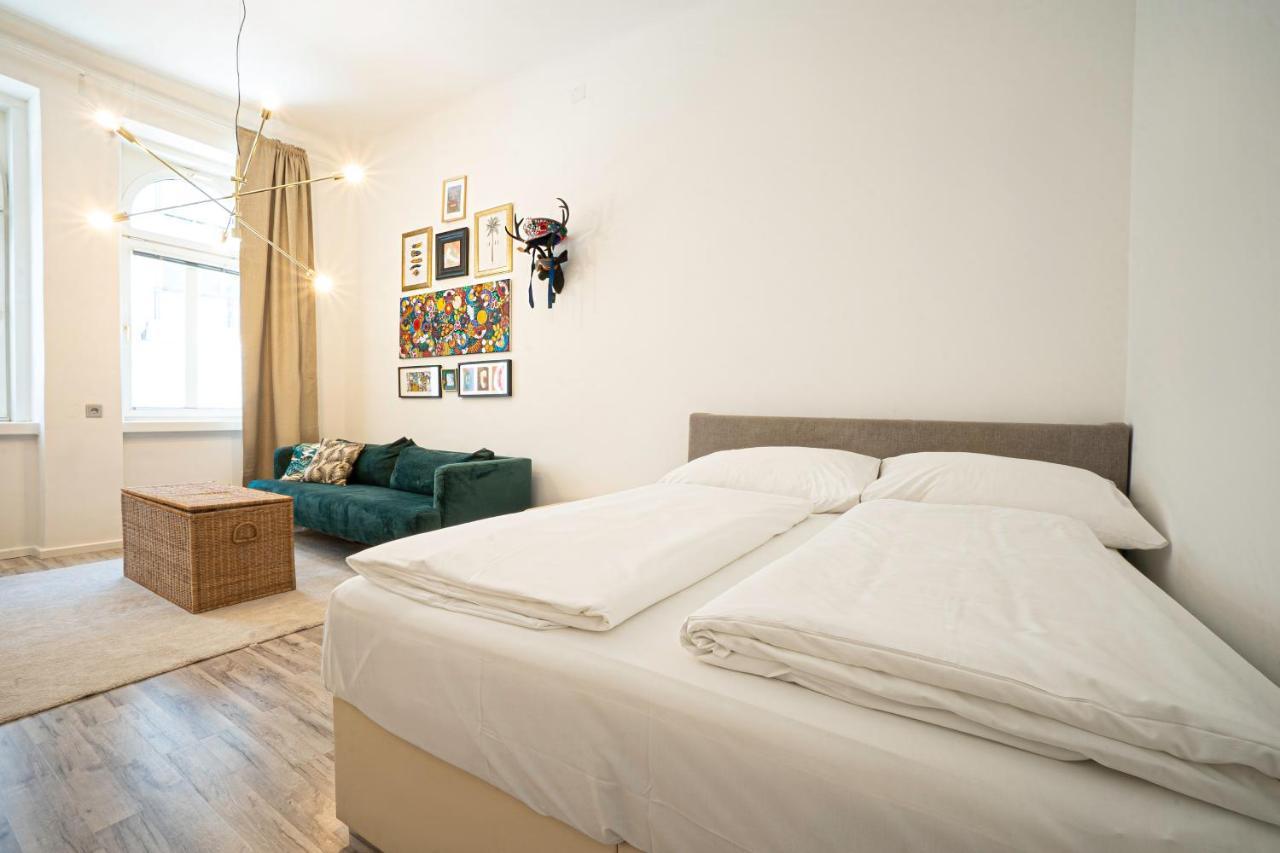2-Room Apartment On The First Floor With Designer Renovation. Exit To The Courtyard. 15 Minutes To Schloss Schoenbrunn Bécs Kültér fotó
