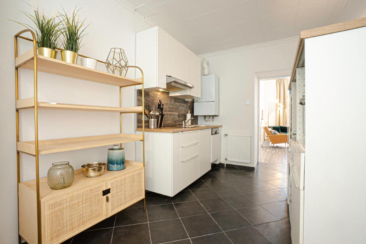 2-Room Apartment On The First Floor With Designer Renovation. Exit To The Courtyard. 15 Minutes To Schloss Schoenbrunn Bécs Kültér fotó