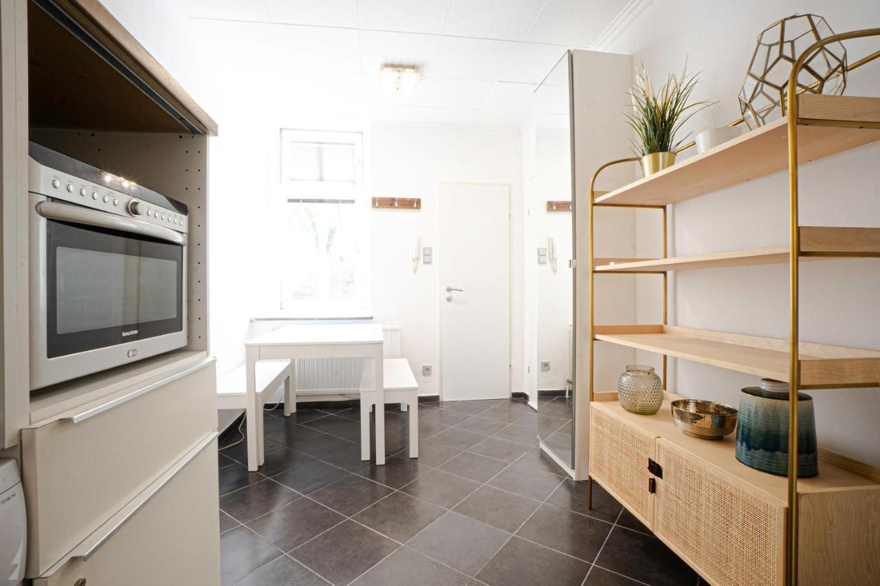 2-Room Apartment On The First Floor With Designer Renovation. Exit To The Courtyard. 15 Minutes To Schloss Schoenbrunn Bécs Kültér fotó