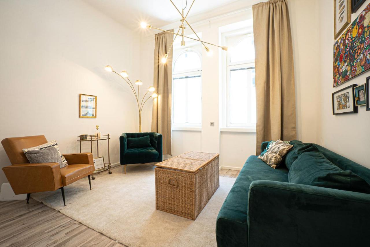 2-Room Apartment On The First Floor With Designer Renovation. Exit To The Courtyard. 15 Minutes To Schloss Schoenbrunn Bécs Kültér fotó