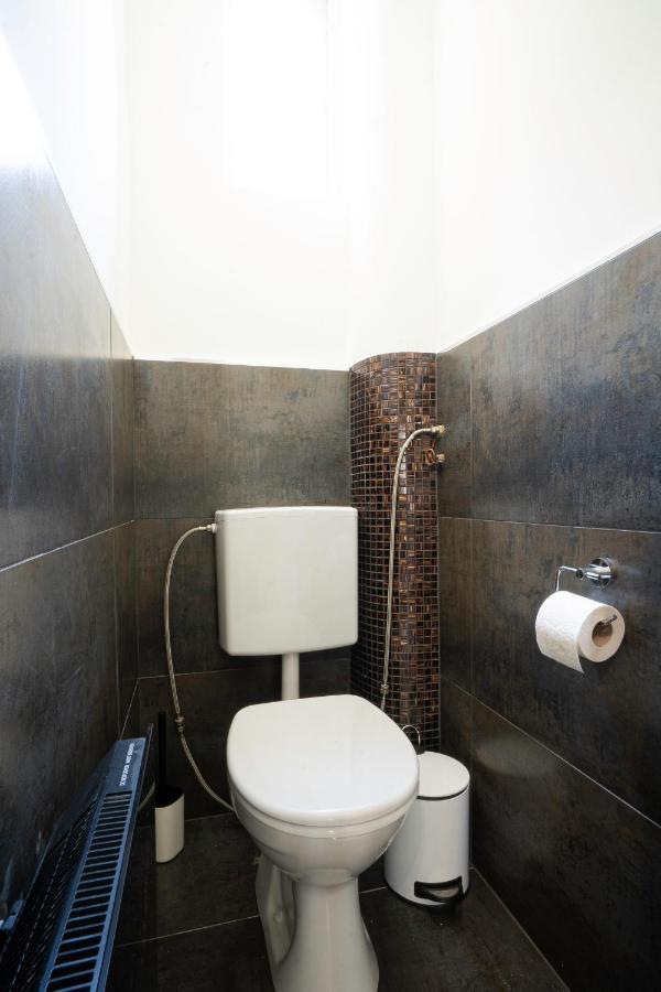 2-Room Apartment On The First Floor With Designer Renovation. Exit To The Courtyard. 15 Minutes To Schloss Schoenbrunn Bécs Kültér fotó