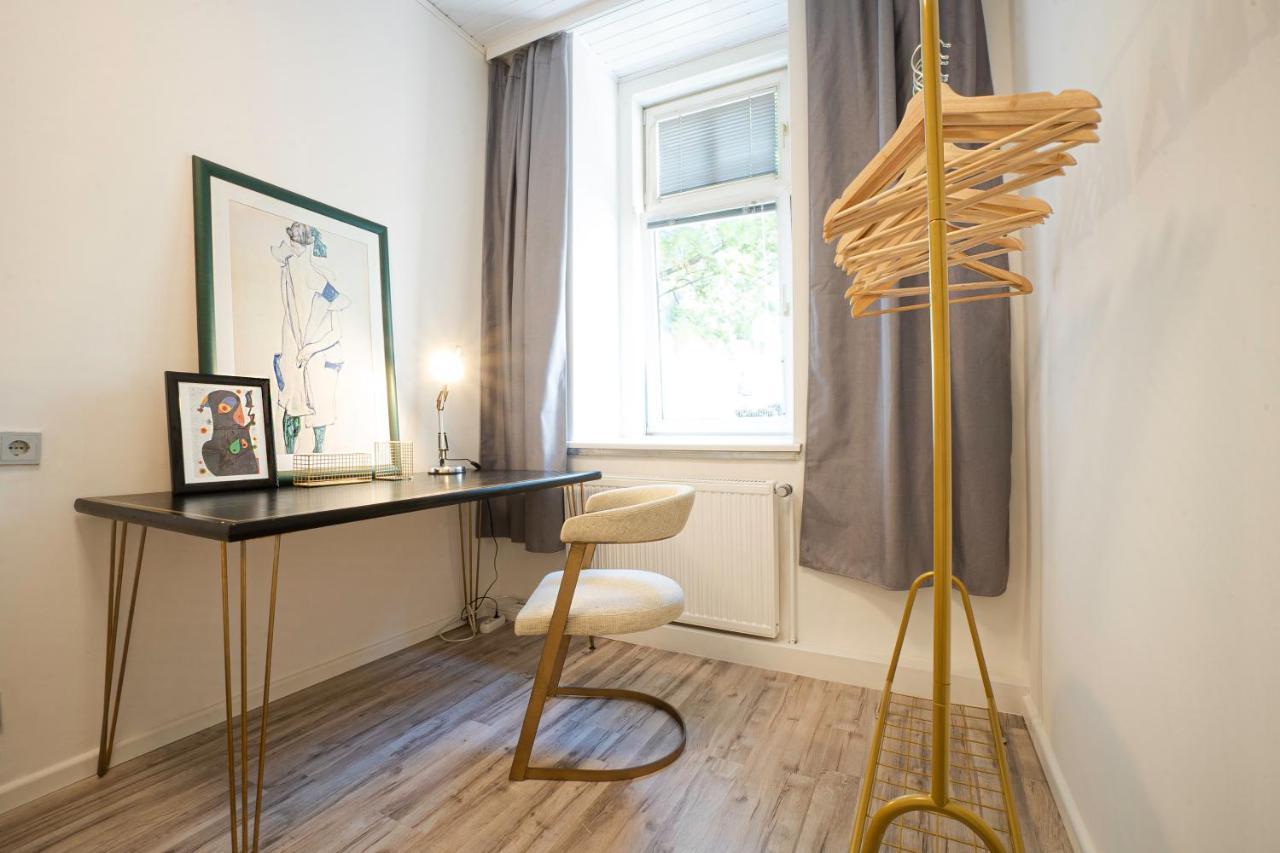 2-Room Apartment On The First Floor With Designer Renovation. Exit To The Courtyard. 15 Minutes To Schloss Schoenbrunn Bécs Kültér fotó