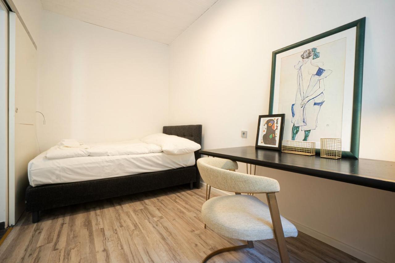 2-Room Apartment On The First Floor With Designer Renovation. Exit To The Courtyard. 15 Minutes To Schloss Schoenbrunn Bécs Kültér fotó