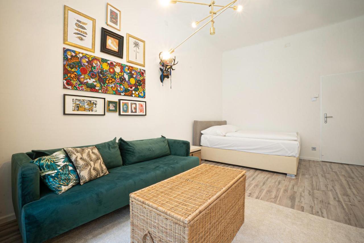 2-Room Apartment On The First Floor With Designer Renovation. Exit To The Courtyard. 15 Minutes To Schloss Schoenbrunn Bécs Kültér fotó