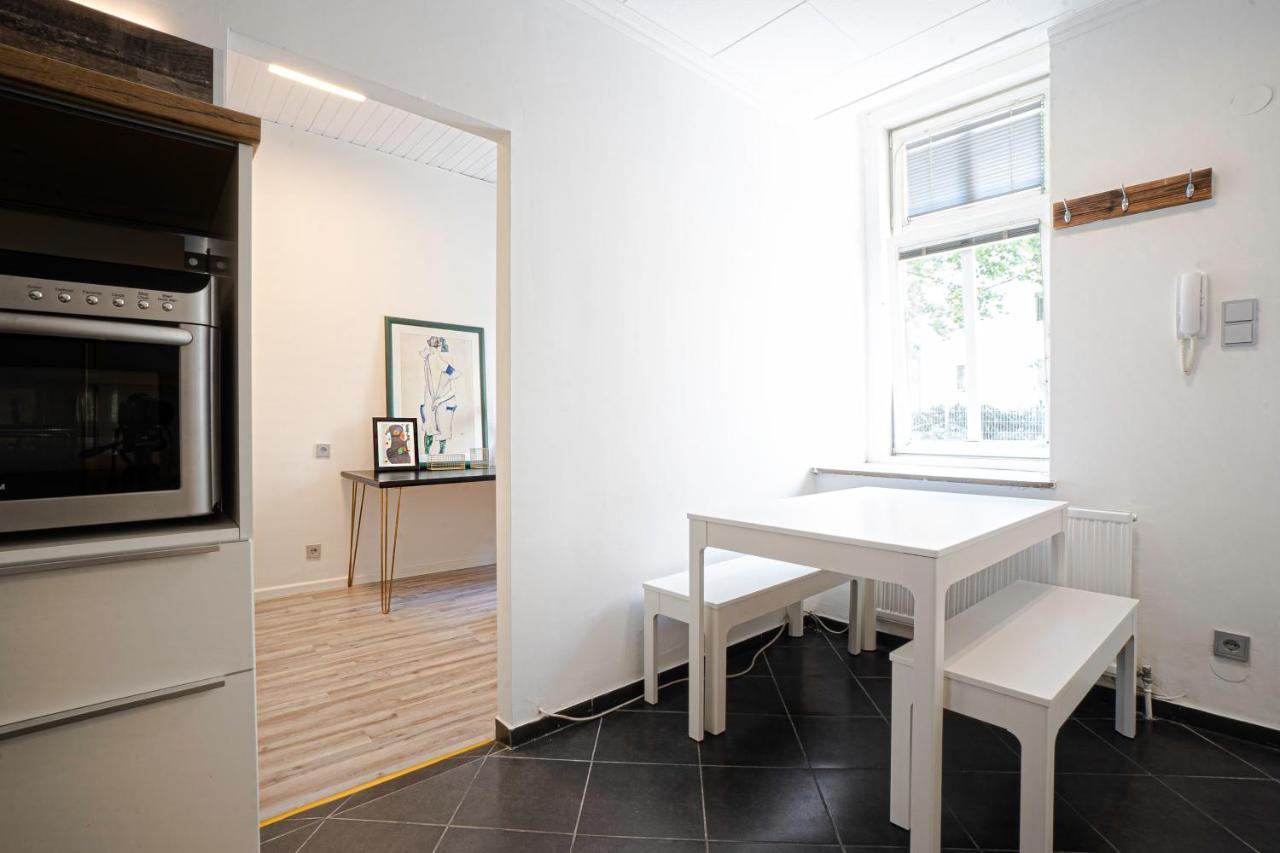 2-Room Apartment On The First Floor With Designer Renovation. Exit To The Courtyard. 15 Minutes To Schloss Schoenbrunn Bécs Kültér fotó